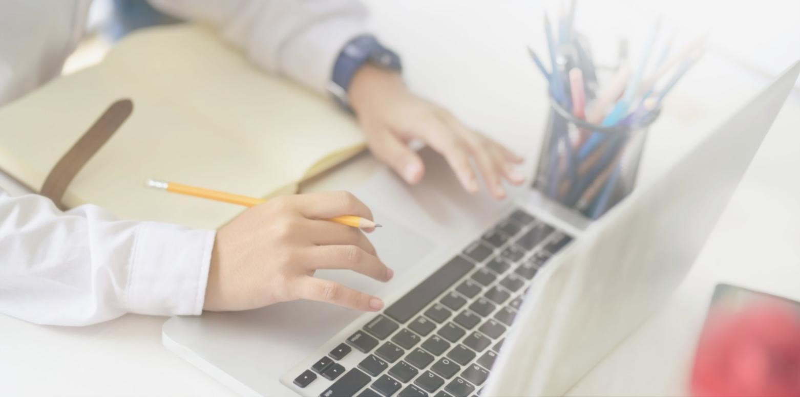 Personne confuse face à des documents financiers complexes